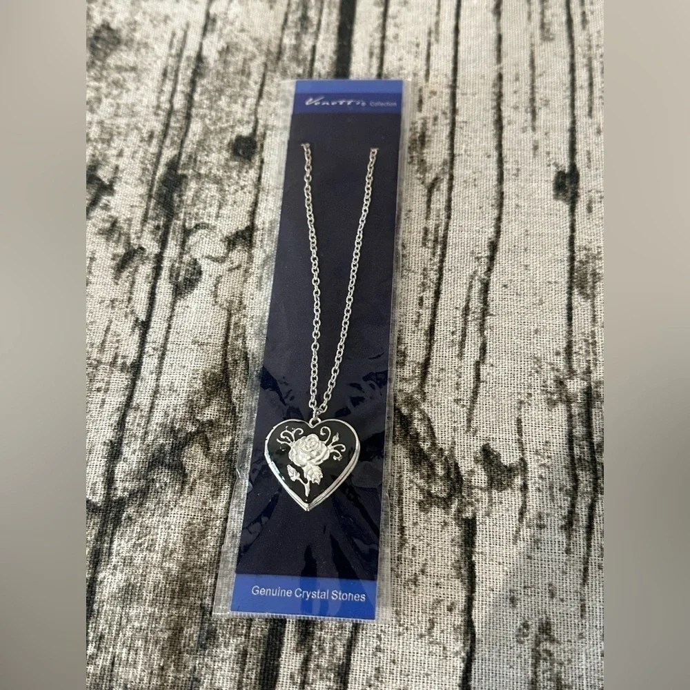 - Heart detail necklace locket new floral detail gift jewellery - Picture 1 of 7